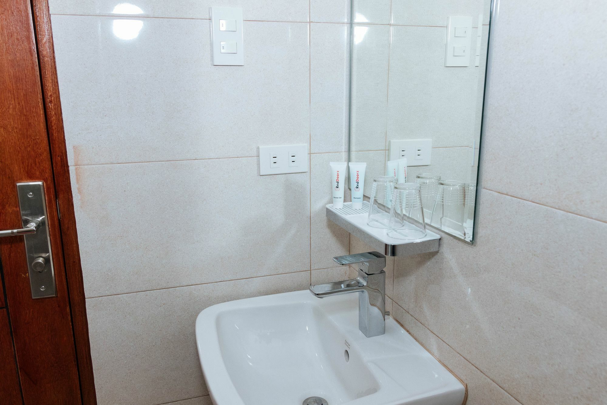 Reddoorz Premium @ Sampaloc Makati Hotel Makati City Buitenkant foto